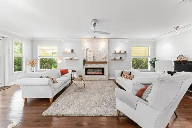 Listing Photo 11
