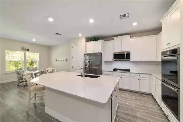 Listing Photo 12