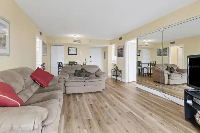 Listing Photo 10