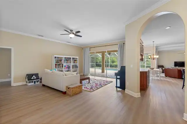 Listing Photo 12