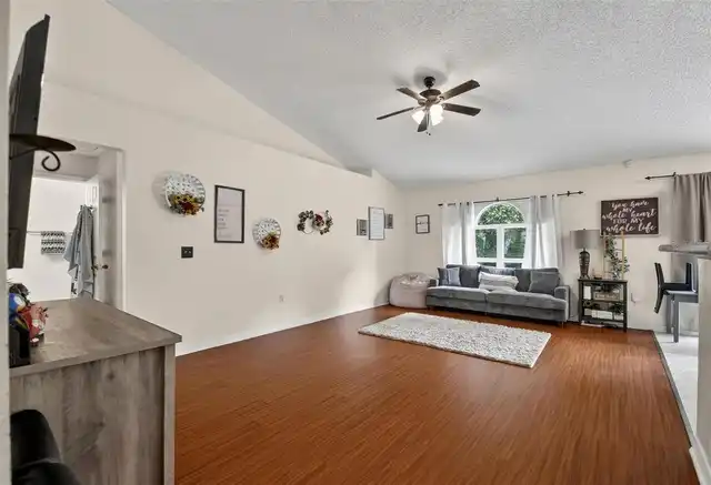 Listing Photo 10