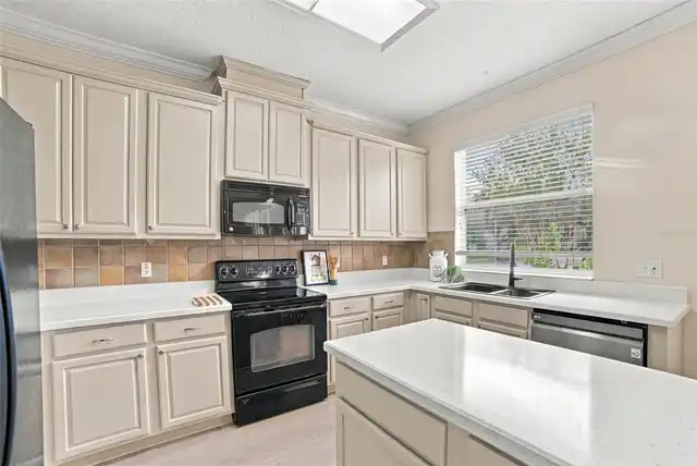 Listing Photo 8