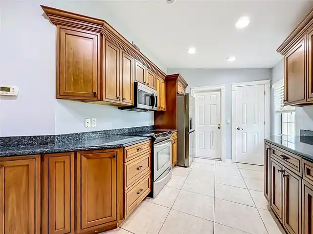Listing Photo 8