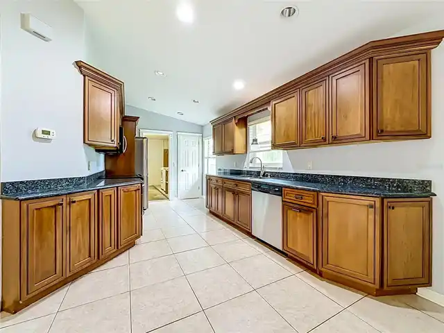 Listing Photo 9