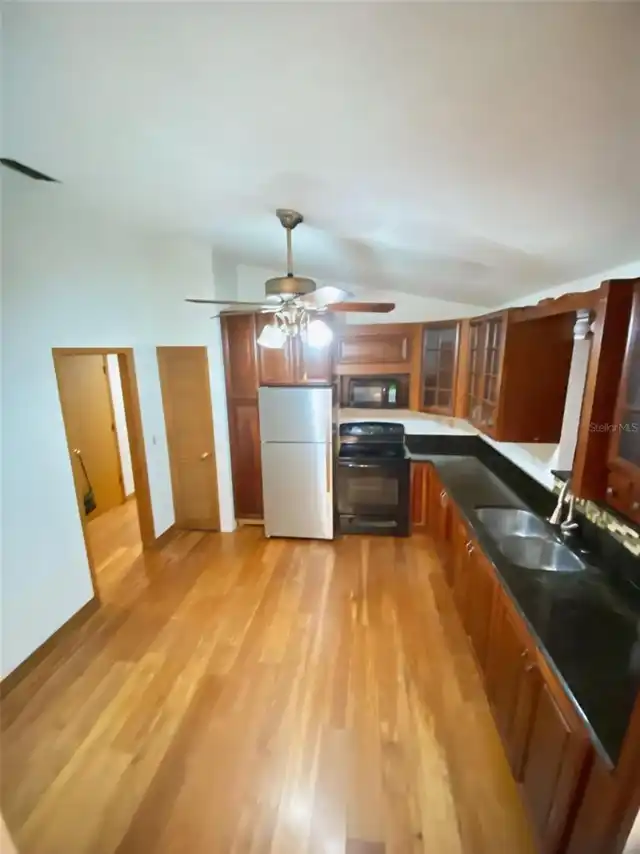 Listing Photo 11