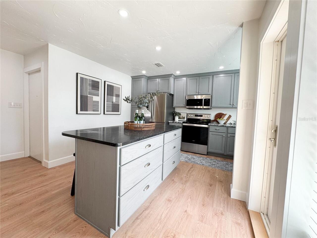 Listing Photo 8