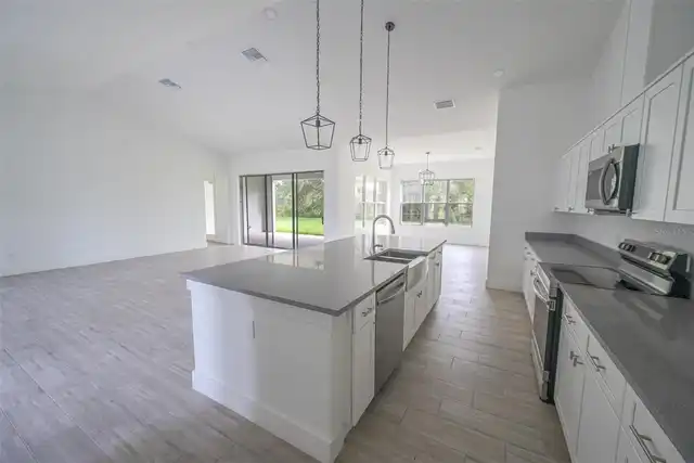 Listing Photo 12