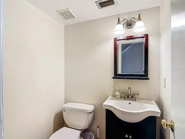 Listing Photo 12