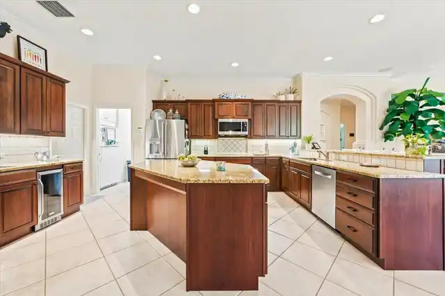 Listing Photo 12