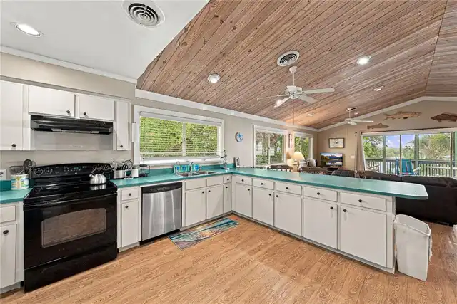 Listing Photo 10