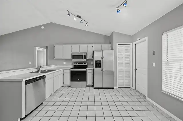 Listing Photo 10