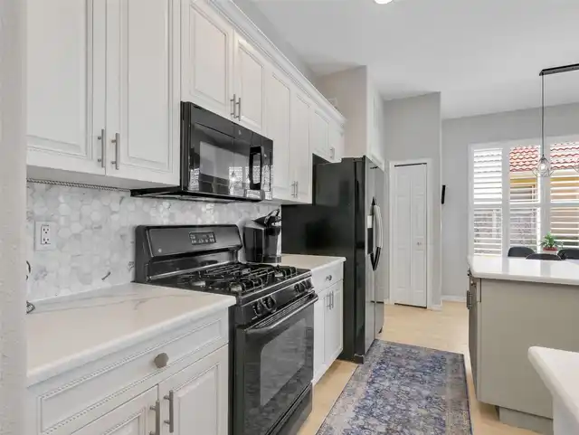 Listing Photo 12