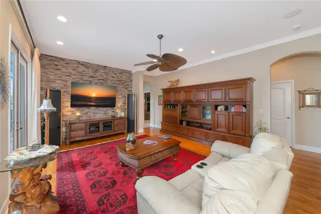 Listing Photo 19