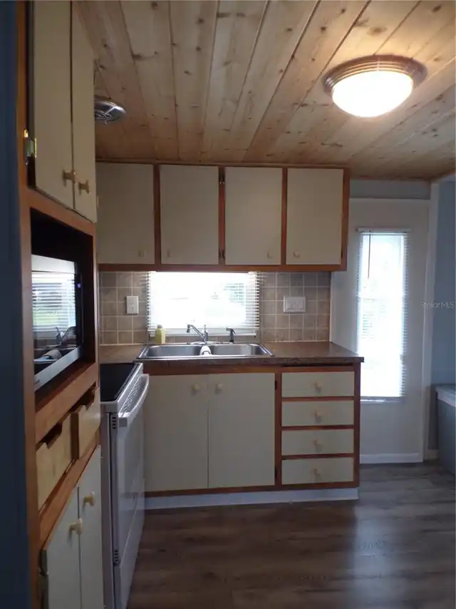Listing Photo 12