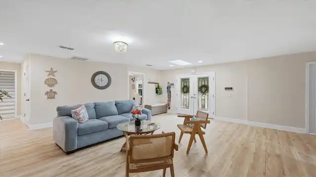 Listing Photo 11