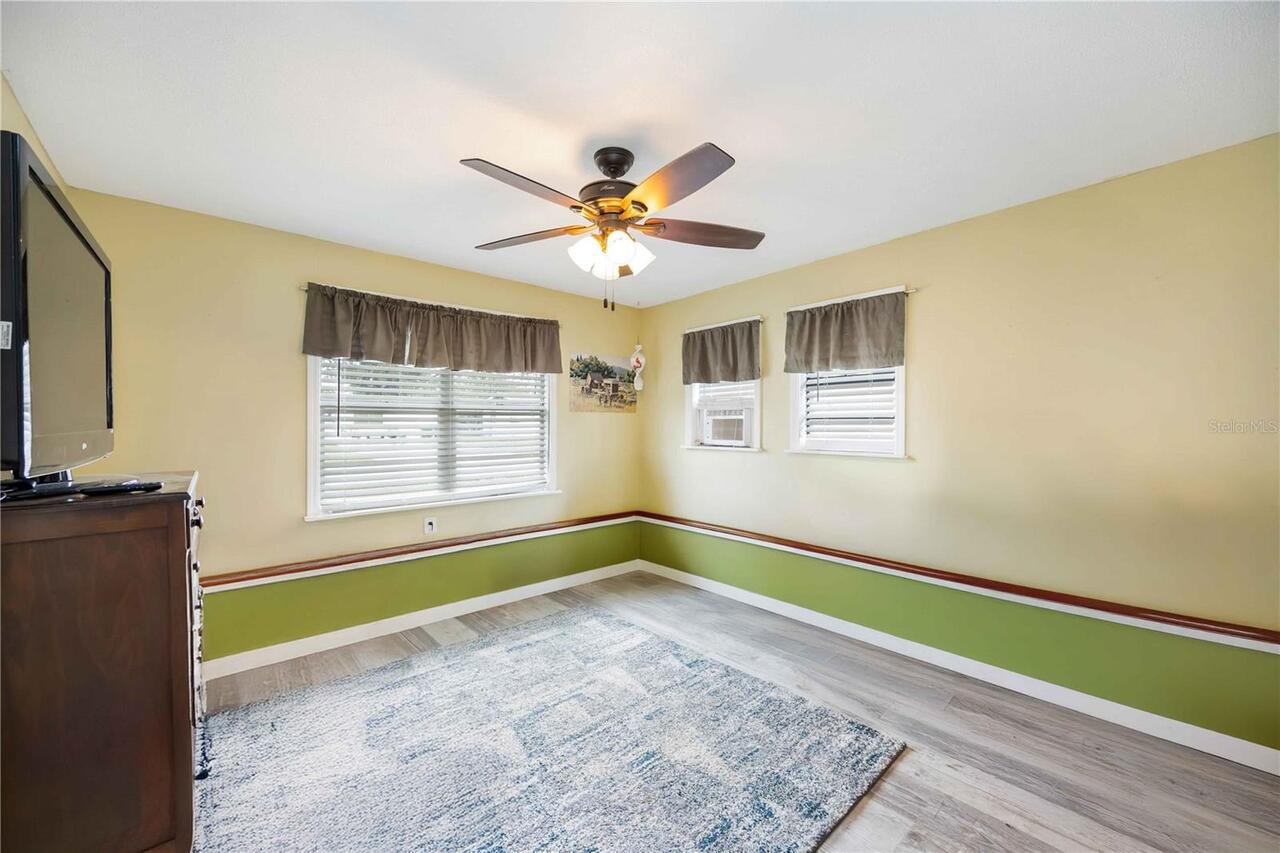 Listing Photo 12