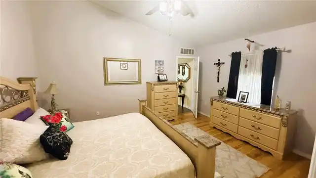 Listing Photo 14