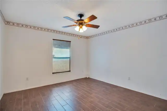 Listing Photo 11