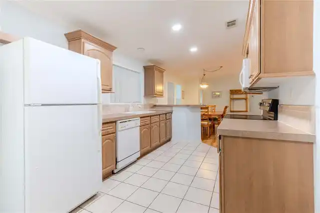 Listing Photo 11