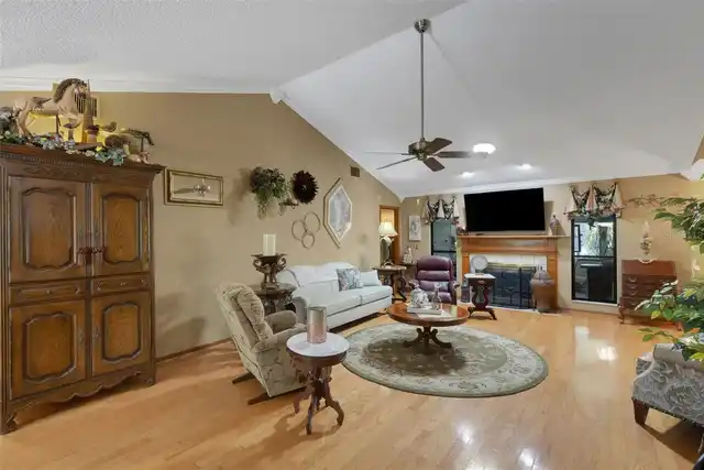 Listing Photo 11