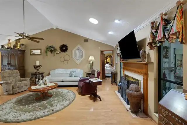 Listing Photo 12