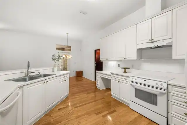 Listing Photo 12
