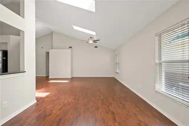 Listing Photo 11