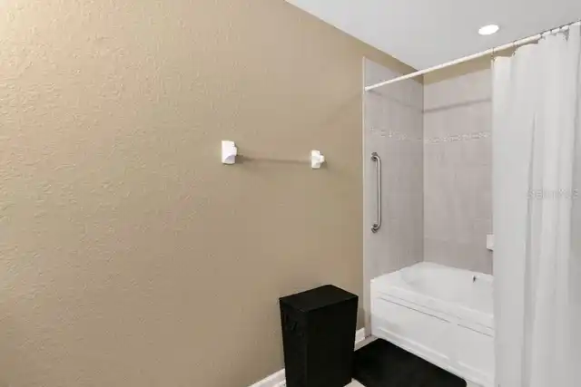 Listing Photo 12