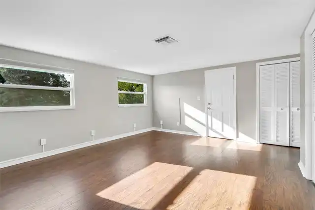Listing Photo 10