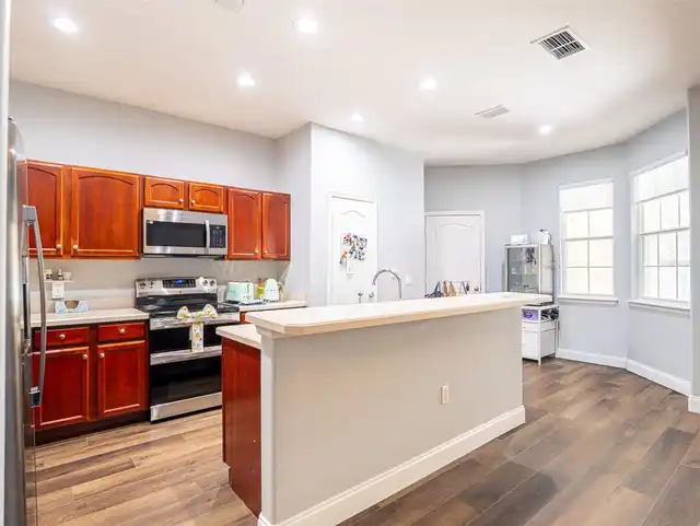 Listing Photo 10
