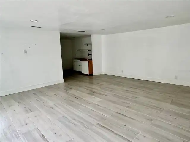 Listing Photo 12