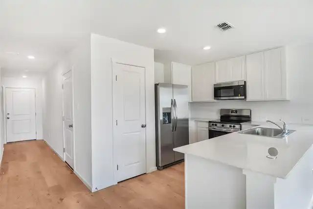Listing Photo 12