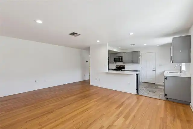 Listing Photo 6