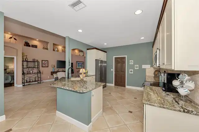 Listing Photo 12