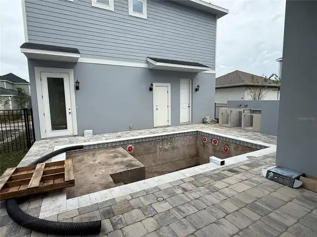 Listing Photo 11