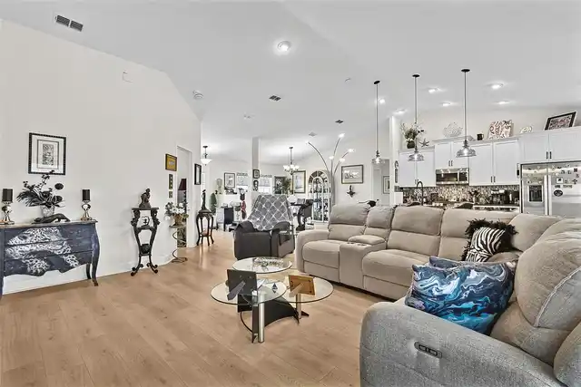 Listing Photo 12