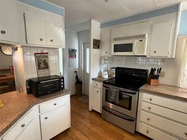 Listing Photo 11