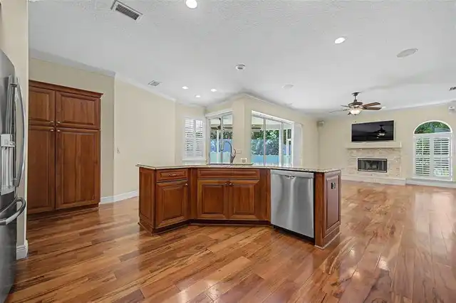 Listing Photo 11