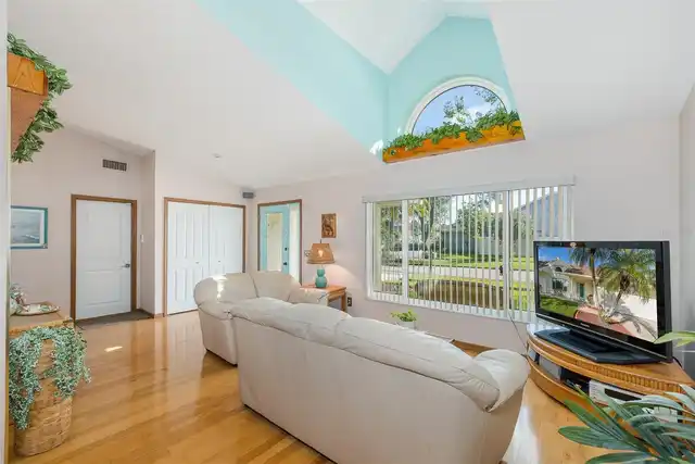 Listing Photo 8
