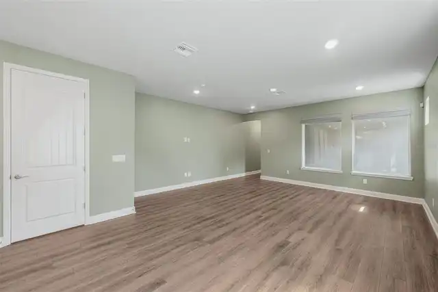 Listing Photo 12