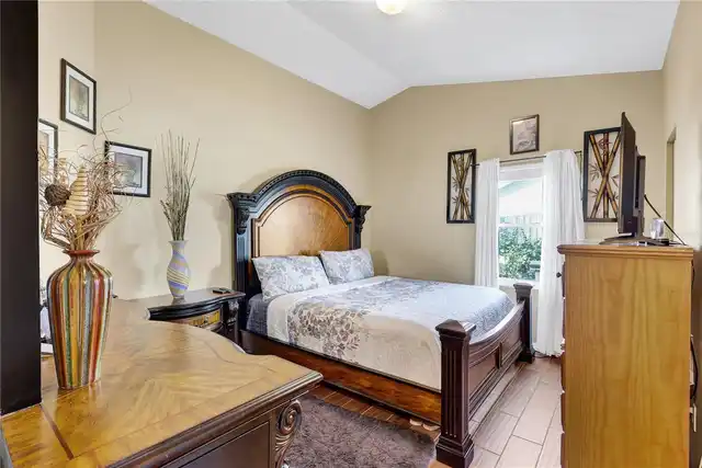 Listing Photo 12