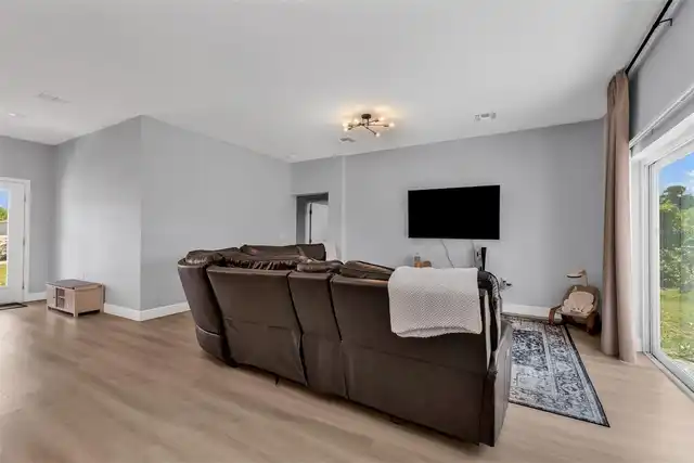 Listing Photo 10