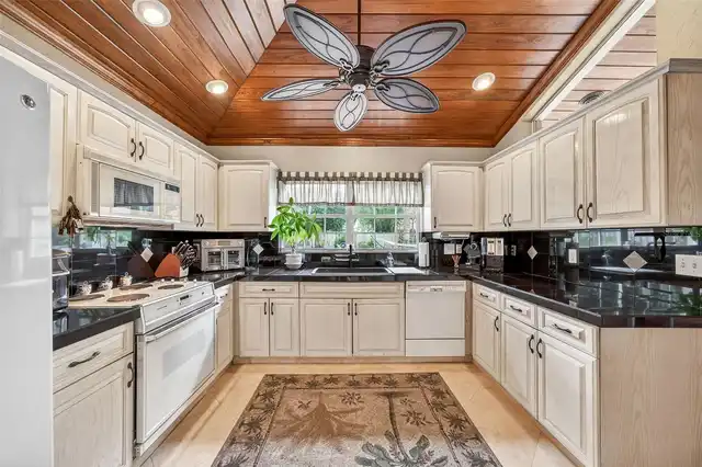 Listing Photo 11