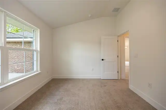 Listing Photo 12