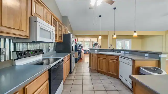 Listing Photo 12