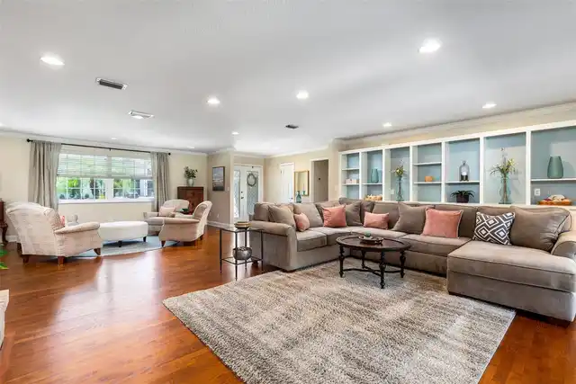 Listing Photo 11