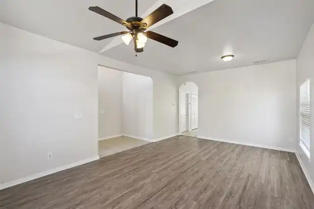 Listing Photo 11