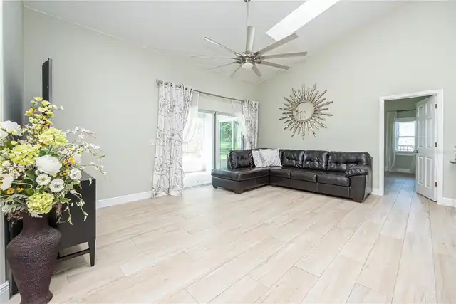 Listing Photo 14