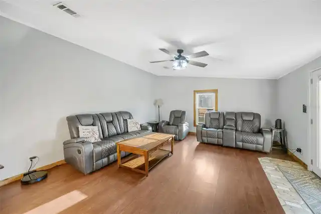 Listing Photo 10