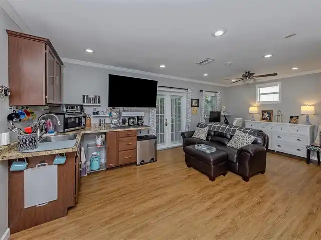 Listing Photo 12